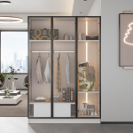 Erdvi balta spinta su 3 stiklinėmis durimis, 1 stalčiumi ir 1 drabužių strypu - 110*50*160 cm - su LED ap&scaron;vietimu 110 x 50 x 160 cm balta