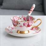Bone China kavos puodelio ir lėk&scaron;tučių rinkinys Keraminis vandens puodelis su &scaron;auk&scaron;tu arbatos rinkinys one set raudona