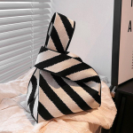 Yogodlns rankų darbo megzta rankinė moteri&scaron;ka Mini mazgas rie&scaron;inė moteri&scaron;ka laisvalaikio spalvota plačia juostele ne&scaron;iojamasis pečių krep&scaron;ys Studentų daugkartinis pirkinių krep&scaron;ys 21x36cm