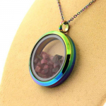 Pierres et Min&eacute;raux. Collier Tourmaline multicolore brut. Mod&egrave;le multicolore.