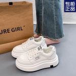 Lipantys į &scaron;ūdą, jaučiantys baltus batus moteri&scaron;ki 2025 nauji populiarūs universalūs storu padu laisvalaikio riedlenčių batai neslystantys mink&scaron;tu padu sportbačiai moterims 40 juoda