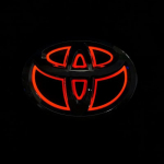 5D LED &scaron;viečianti automobilio emblema &ndash; priekinės grotelės ir bagažinės logotipas, skirti &bdquo;Toyota Camry&ldquo; / &bdquo;Highlander&ldquo; / &bdquo;Yaris&ldquo; / &bdquo;Land Cruiser&ldquo; / &bdquo;Avalon&ldquo; &ndash; ap&scaron;vietimo komplektas 10cmX6.8cm raudona
