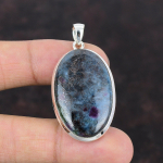 Rubino mėlynos spalvos kianito pakabukas Auk&scaron;tos kokybės brangakmenių pakabukas 925 sterlingų sidabrinis pakabukas Nuostabus pakabukas rankų darbo papuo&scaron;alų sužadėtuvių pakabukas