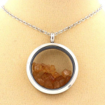 Pierres et Min&eacute;raux. Collier Grenat Spessartite brut. Mod&egrave;le M&eacute;daillon 25 mm. Couleur Argent.