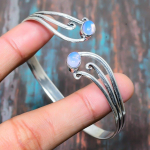 Reguliuojama pieni&scaron;ko opalo brangakmenio rankų darbo tvirta 925 sterlingų sidabro papuo&scaron;alų apyrankė Adjustable mėlyna