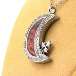 Pierres et Min&eacute;raux. Collier Spinelle brut. Mod&egrave;le Lune.