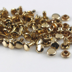 100 rinkinių 6/8 mm metalinės dvigubos dangtelio kniedės Smeigės Apvalios greitos kniedės, skirtos odinei rankdarbių rankinei, diržui, drabužiams, avalynei naminių gyvūnėlių apykaklės dekoravimui 6 x 6mm auksas