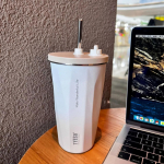 Vakuuminis izoliuotas butelis 600 ml, spalvą keičiantis kavos puodelis su &scaron;iaudeliu, termoso puodelis, nepralaidus termosas, kelioninis termosas 600ml