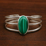 Žalia malachito sidabrinė rankogalių apyrankė, rankų darbo ovalo formos brangakmenis, reguliuojama minimalistinė apyrankė Adjustable sidabras