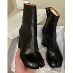 Madingi 2024 m. Rudens Žiemos Mink&scaron;tos Odos Tabi Batai Su Skeltais Pir&scaron;tais Moteri&scaron;ki Ankle Boots Madingi Stori Auk&scaron;ti Kulniukai Stambūs Batai Ins Stiliaus Trumpučiai Batai 35 juoda