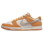 Nike Dunk Low Safari Swoosh - Kumquat Vyri&scaron;ki sportbačiai Oranžiniai &Scaron;viesiai kauliniai Tamsiai medienos DR0156-800 42.5 brown