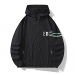 &bdquo;Hong Kong Wind&ldquo; odos kostiumas vyri&scaron;kai žaliai porai, dėvi itin plonus, nuo UV spindulių apsaugančius drabužius su gobtuvu. Vyri&scaron;ki lauko mados prekės ženklai M