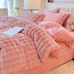 Auk&scaron;čiausios kokybės žieminis pliu&scaron;inis keturių dalių rinkinys i&scaron; triu&scaron;io kailio: Sutir&scaron;tintas koralinio fliso ir pieno aksomo antklodės užvalkalas su dirbtiniu kailiu, trijų dalių paklodžių komplektas. Random 1.2m Bed Sheet Set, 150*200cm Duvet Cover