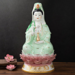 Žaliu drabužiu apsirengusi Guanyin Bodhisatvos keramikinė figūrėlė - Guanyin Deivė ant lotoso