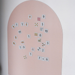 SKILSAS priklijuojama magnetinė lenta &bdquo;Arka&ldquo;, &scaron;velniai rožinė, 95 &times; 76 cm + skaičių magnetukai