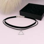 Čokeris (choker) su trikampiu