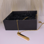 Graviruojamas kaklo papuo&scaron;alas &bdquo;Golden Bar&ldquo;