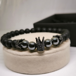 Stilinga karoliukų apyrankė su metaliniais akcentais