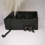 Tamsaus stiliaus kryželis vyrams su ornamentais