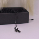 Kaklo papuo&scaron;alas &bdquo;Juodas kryželis&ldquo;