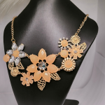 Gėlių žiedų imitacijomis dekoruotas kaklo papuo&scaron;alas