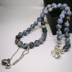 Rankų darbo kaklo papuo&scaron;alas &bdquo;Dėmėtasis mėlynasis jaspis&ldquo;