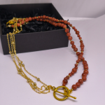 Rankų darbo kaklo papuo&scaron;alas &bdquo;Auksinė au&scaron;ra&ldquo;