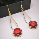 Originalūs ir stilingi auskarai su kristalu