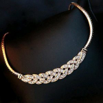 Pynės formos kaklo papuo&scaron;alas su kristalais