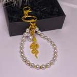 Rankų darbo rankinės ir raktų pakabukas &bdquo;Perlinė gyvatė&ldquo;