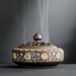 Keramikinė smilkalinė su gėlių ornamentais
