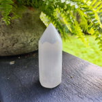 Selenito bok&scaron;telis - obeliskas