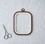 Lankstus kvadratinis siuvinėjimo lankelis Flexi Hoop 12,5 x 14,5 cm, rudas