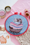 Siuvinėjimo kryželiu rinkinys su lankeliu &bdquo;Katytė&ldquo; &ndash; katės miniatiūra Aida 14, 15x15 cm