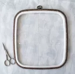 Lankstus kvadratinis siuvinėjimo lankelis Flexi Hoop 23 x 25 cm, rudas