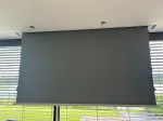 SCREENLINE 108&Prime; (240 &times; 135 cm), motorizuotas į lubas įleidžiamas projekcinis ekranas su pilna automatika