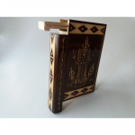 Stebuklingos galvosūkių knygos dėžutės slaptas skyrius niekučių, rankomis raižytos medinės knygos formos dėžutės viduje