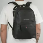 Vyri&scaron;ka kuprinė TOMMY HILFIGER, juoda, su logotipu