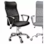Ergonominė juoda biuro kėdė su pasukamu mechanizmu