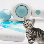 Katinų žaislas - i&scaron;skleidžiama me&scaron;kerė su plunksna ir juostelėmis