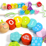 TOOKY TOY medinės siūlų vėrimo kaladėlės Caterpillar 20vnt.
