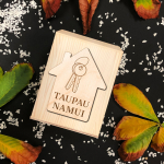 Medinė graviruota taupyklė "Taupau namui"