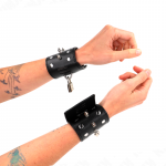 KINK WRIST RESTRAINT &ndash; kink - punk rankų apribojimai su koteliais 25 x 6 cm
