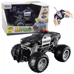 RC policijos off‑road automobilis su dūmais