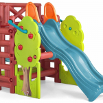 Žaidimų aik&scaron;telė su čiuožykla ir mediniu stalu