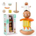 Balansuojantis klaunas ant medinių kaladėlių piramidės