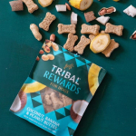 Sausainiai &scaron;unims su kokosu, bananais ir žemės rie&scaron;utų sviestu &ndash; Coconut, Banana & Peanut Butter, 125 g &ndash; Tribal Rewards