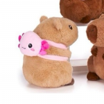 Mink&scaron;ti pliu&scaron;iniai žaislai Capybara su kuprine 22 cm Kreminė Capybara (kuprinė &ndash; aksolotlis)