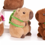 Mink&scaron;ti pliu&scaron;iniai žaislai Capybara su kuprine 22 cm Kreminė Capybara (kuprinė &ndash; vėžlys)