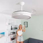 Lubų ventiliatorius su LED &scaron;viesa ir 4 i&scaron;traukiamomis mentėmis Keteez InnovaGoods Balta 72 W &Oslash;49-104 cm